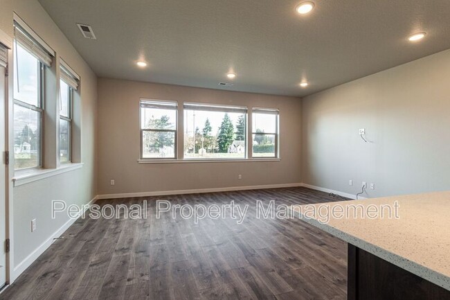 Building Photo - 8715 NE 43rd Pl