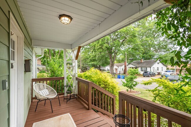 Building Photo - Cute 3 BR Bungalow with Backyard Oasis!