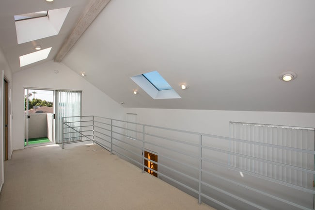 Mezzanine - 3016 Ruskin St
