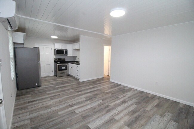Foto del edificio - 2 bedroom 1 bath home in central Pensacola...