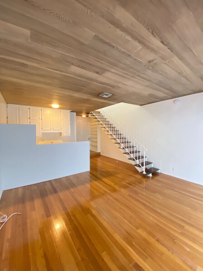 Building Photo - 328 S La Peer Dr
