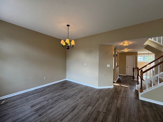 Foto del edificio - Beautiful And Spacious 3 Bed 3 Bath End Un...