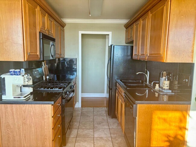 Foto del edificio - ROOMMATE NEEDED: Spacious 3 bedroom unit in the heart of Capital Hill