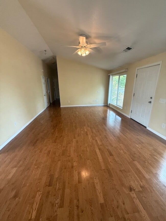 Building Photo - 3 Bedroom 1 Bathroom House