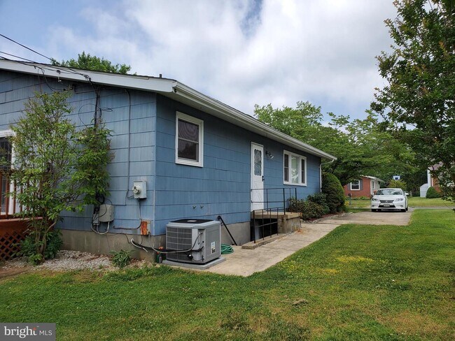 Building Photo - 8911 Parlo Rd