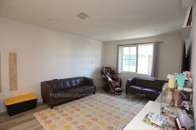 Building Photo - 535 S Motif St