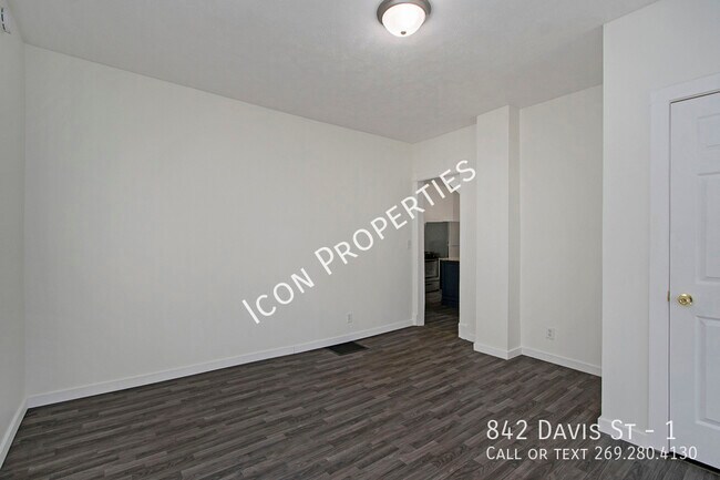 Foto del edificio - HUGE STUDIO W/ WALK IN CLOSET!