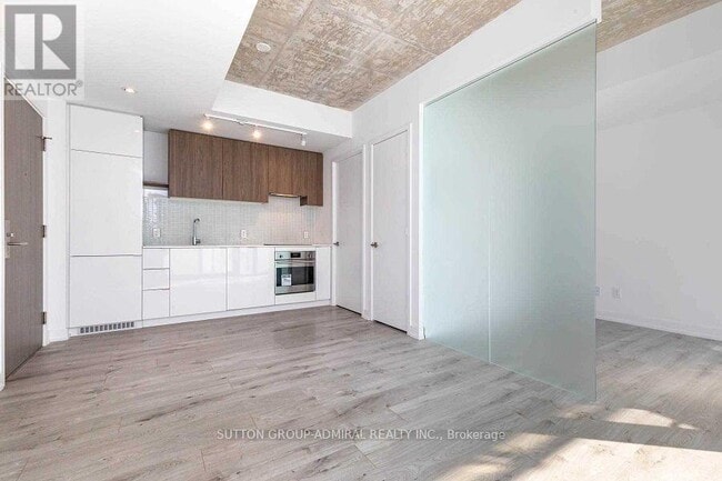 Building Photo - 161 Roehampton Ave