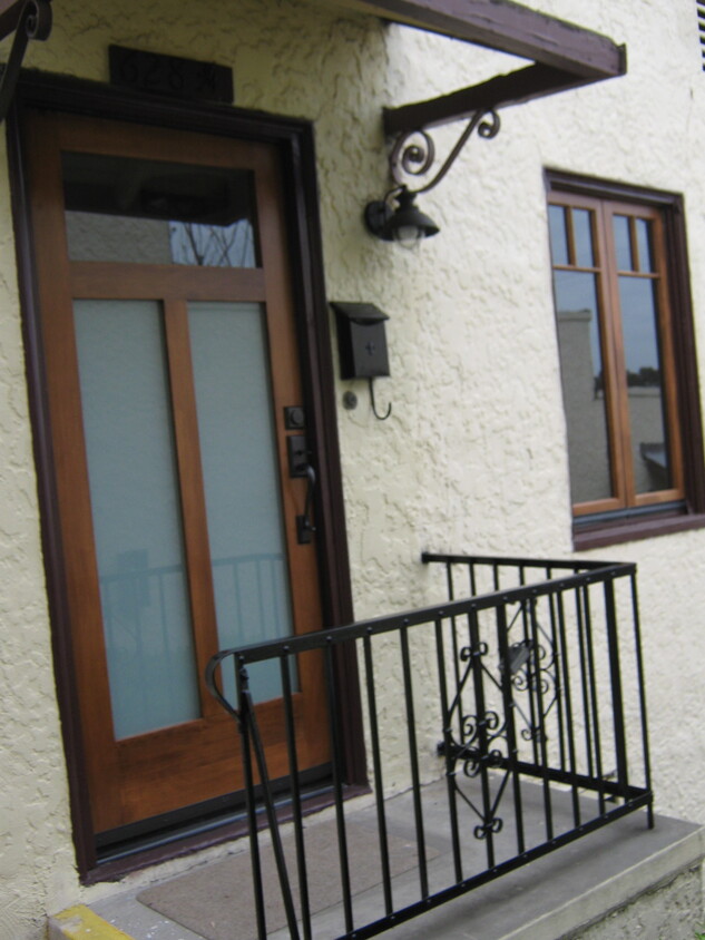 Primary Photo - 622 N Virgil Ave