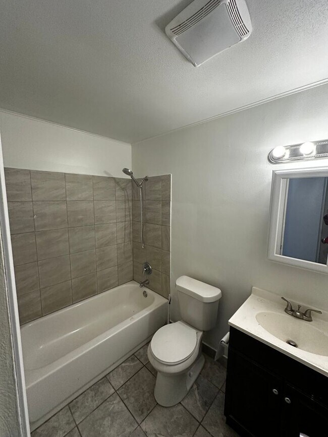 Building Photo - Beautiful home 4 beds, 3 bathrooms. 2 car ...