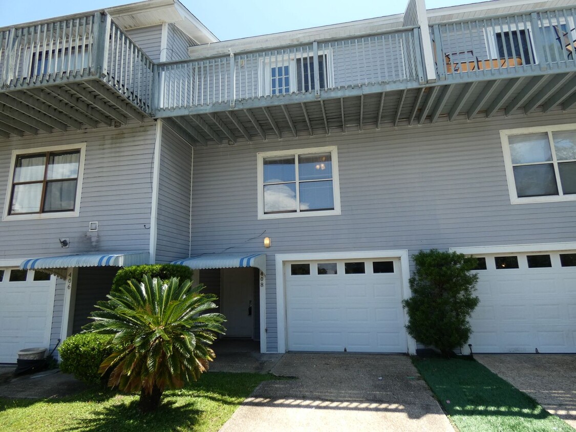 Primary Photo - Unique Town Home Near NAS Pensacola