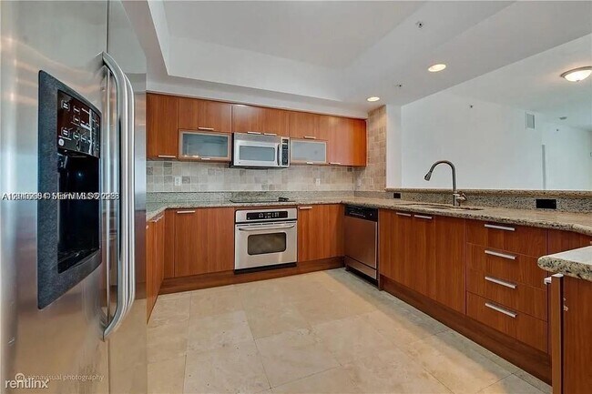 Foto del edificio - 14951 Royal Oaks Ln