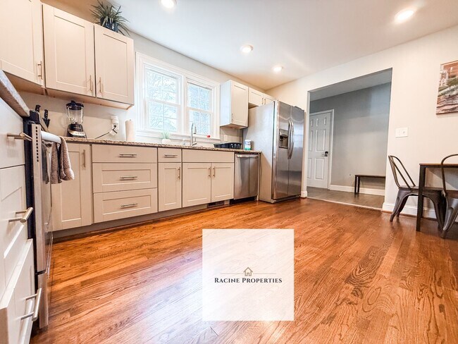 Building Photo - Furnished Two Bedroom Close to Downtown