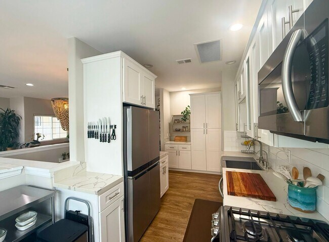Foto del edificio - Stylish 3BR/2BA Coastal Home Just Blocks from the Beach