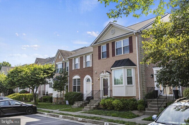Foto del edificio - This beautiful 3-bedroom townhome is nestl...