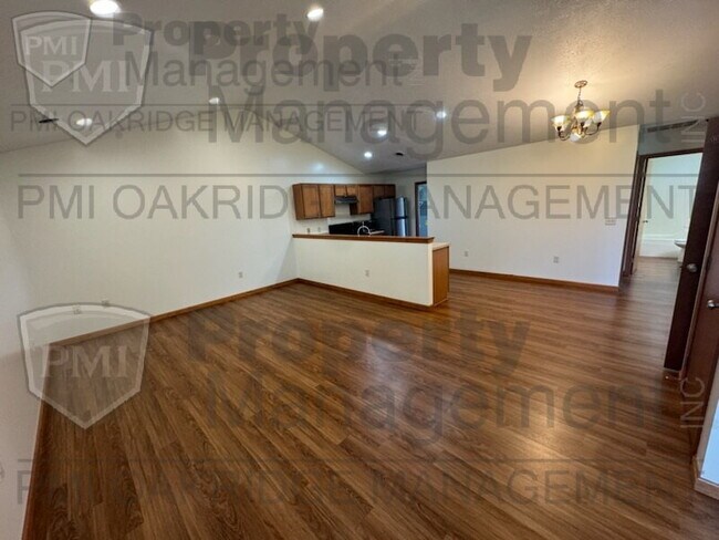 Foto del edificio - Country 3 Bedroom Apartment with 2 Car Garage