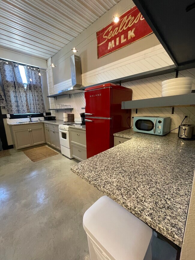 Fregadero de cocina y ventana, ventilación cromada y campana extractora. - 475 S Hickory St