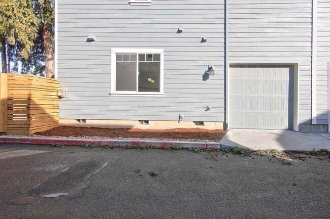 Building Photo - 9424 N Macrum Ave