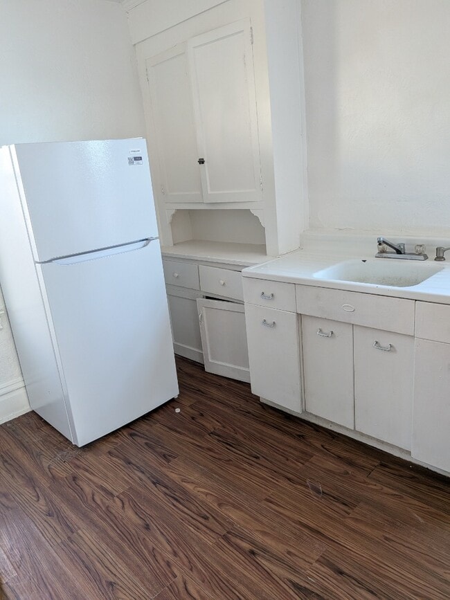 Building Photo - Large Three Bedroom Apartment In Avalon