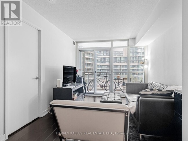 Building Photo - 10 Capreol Ct