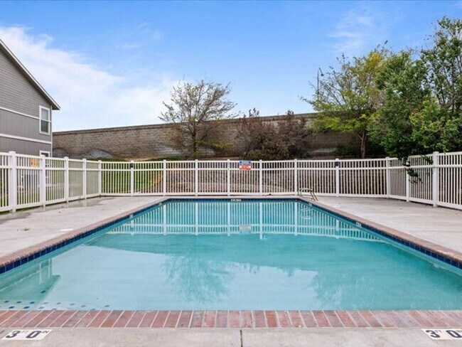 Foto del edificio - 6005 Chapel Hill Blvd