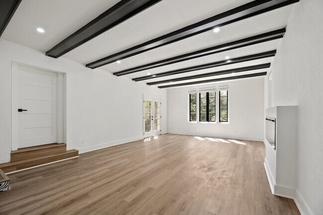 Foto del edificio - 9 bed 4 bath, available 2026!!