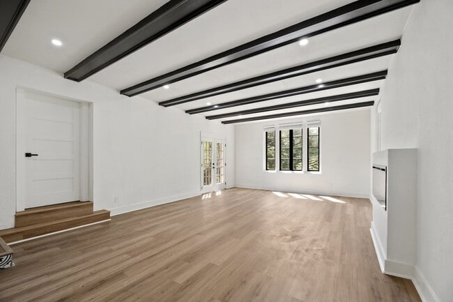 Building Photo - 9 bed 4 bath, available 2026!!