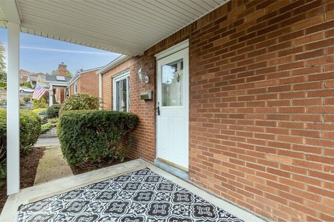 Building Photo - MUST SEE LARGE HOME FOR LEASE!