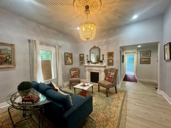 Building Photo - Charming 2 Bedroom 1 Bathroom