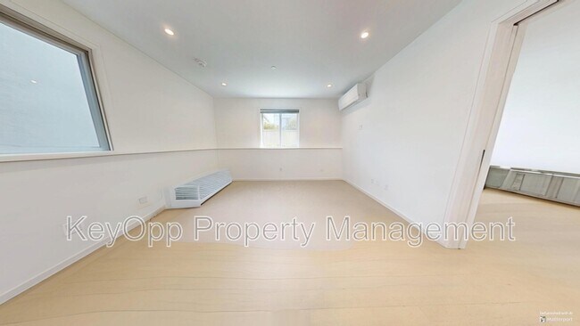 Foto del edificio - 466 Country Club Dr