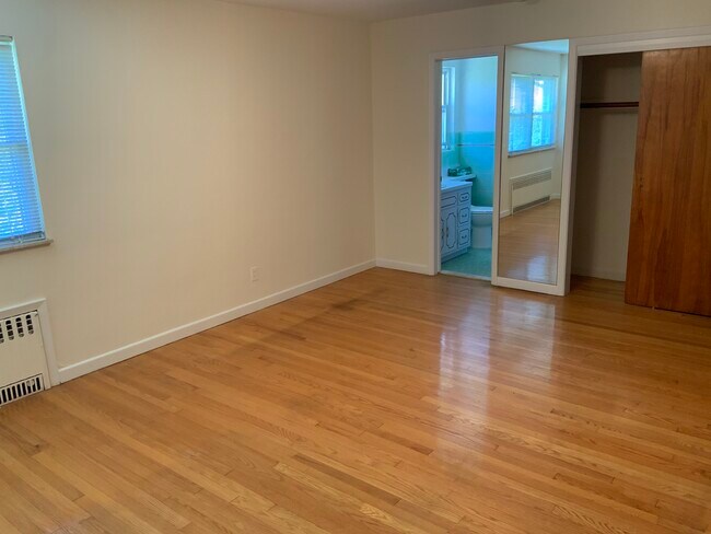 Foto del edificio - 271 Forest Rd