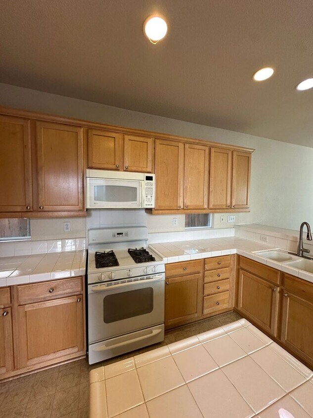 Foto del edificio - COMING SOON! Charming 4-bedroom, 2.5-bathr...