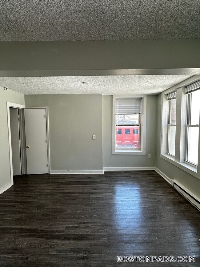 Building Photo - 76 Franklin St