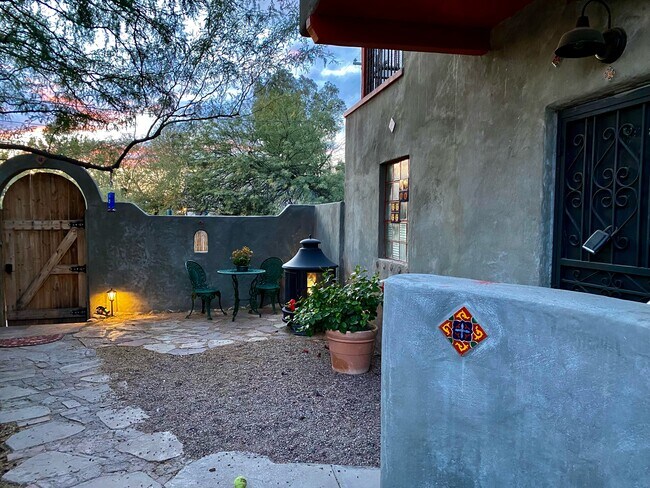 Entry Courtyard - 514 N Plumer Ave