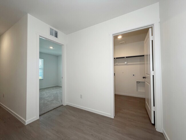Foto del edificio - 401 Meadows Ln