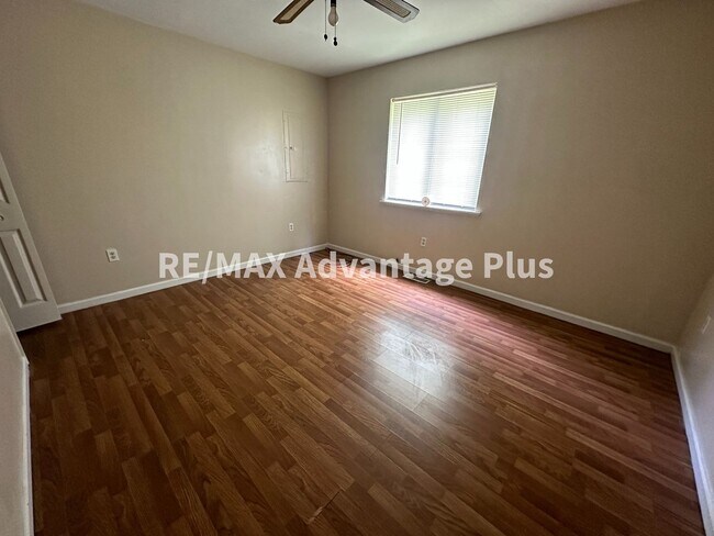 Foto del edificio - 9906 Green Bay Rd