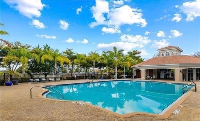 Building Photo - Townhouse with Amenities Galore: 3 BR / 2.5 Bath In The Colonnade Community