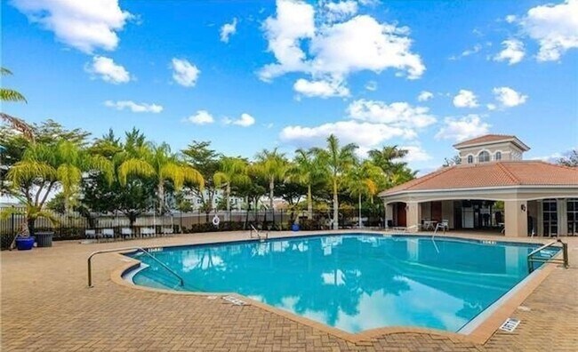 Foto del edificio - Townhouse with Amenities Galore: 3 BR / 2.5 Bath In The Colonnade Community