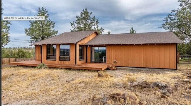Foto del edificio - 8759 SW Shad Rd