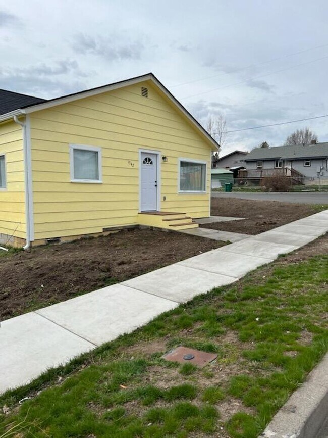 Building Photo - 2 Bedroom 1 Bath Newly Remodeled House