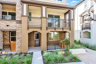 Building Photo - 923 Loyola Ln