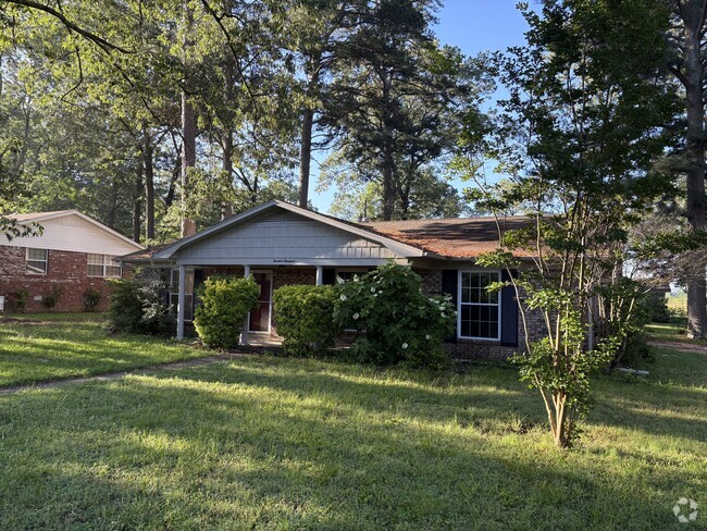 Building Photo - 1300 Pinewood Dr