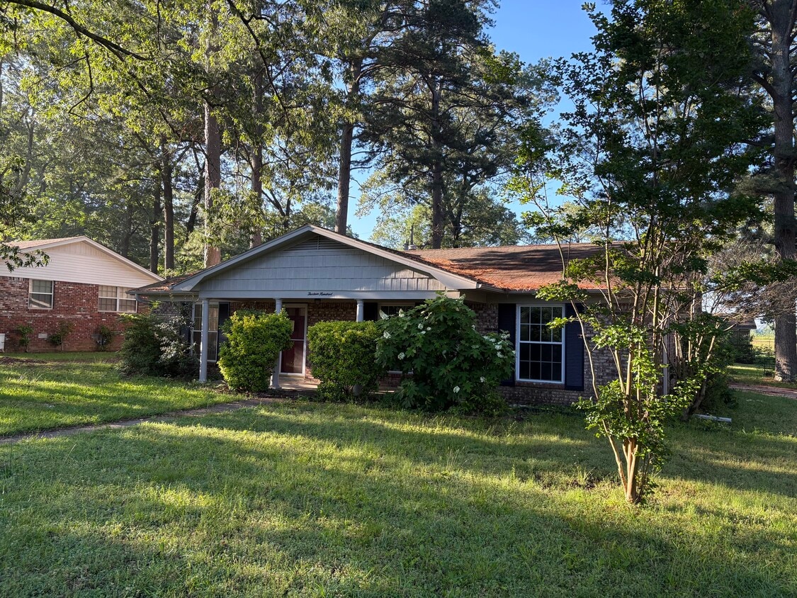 Primary Photo - 1300 Pinewood Dr