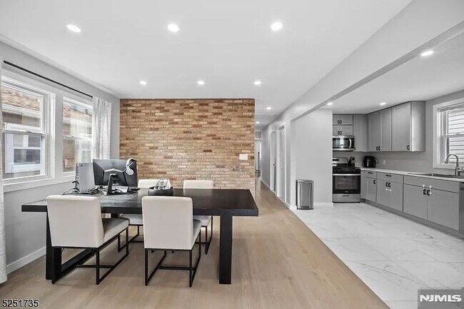 Foto del edificio - 511 Davis Ave