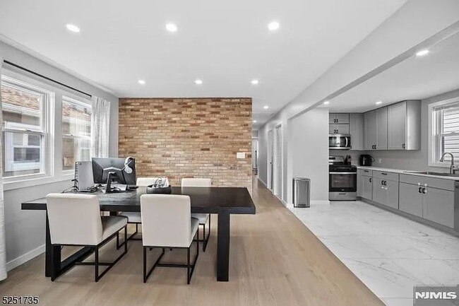 Building Photo - 511 Davis Ave