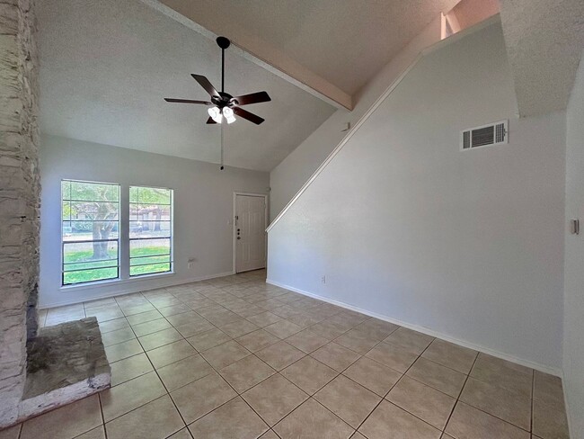 Foto del edificio - 8800 CLEARBROOK TRL