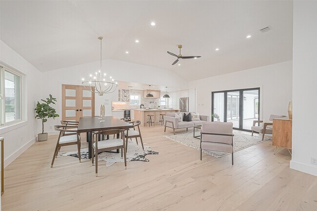 Foto del edificio - 6254 Locke Ln
