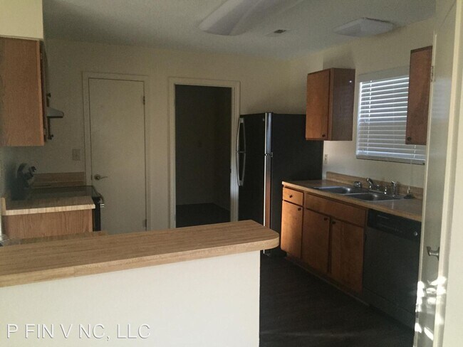Building Photo - 4 br, 2.5 bath House - 806 Bellflower Cir