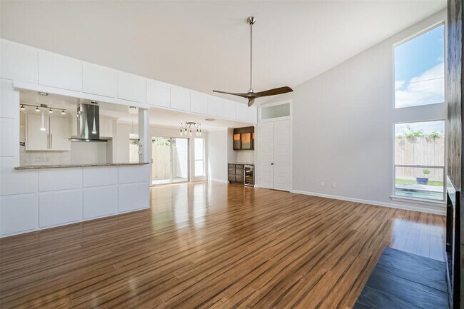 Foto del edificio - 1326 Forest Home Dr