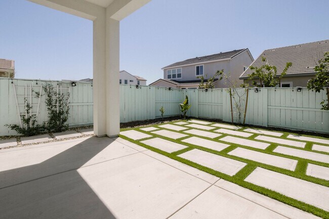 Foto del edificio - High-End 4 Bedroom Home with Solar